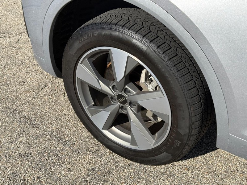 Audi Q5 Vehicle Full-screen Gallery Image 10