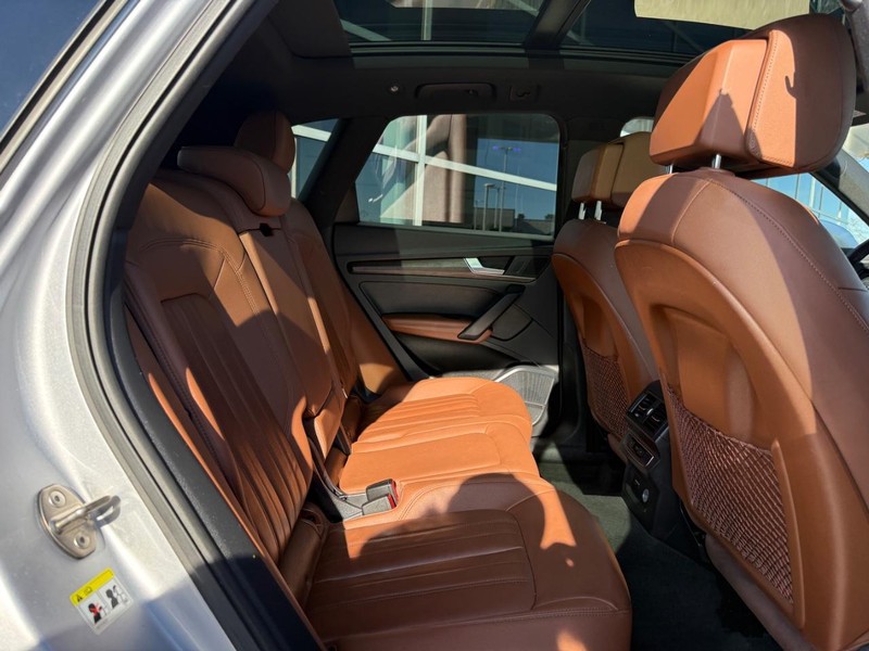 Audi Q5 Vehicle Full-screen Gallery Image 12
