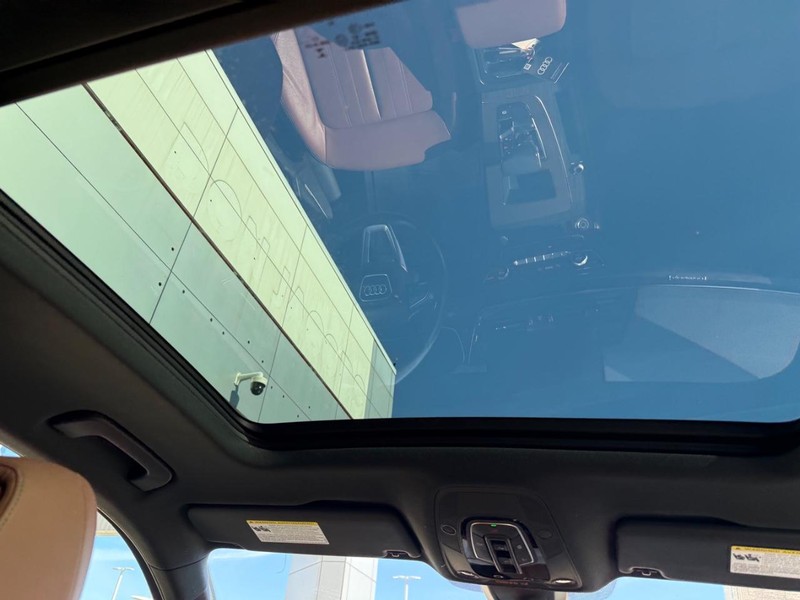 Audi Q5 Vehicle Full-screen Gallery Image 15