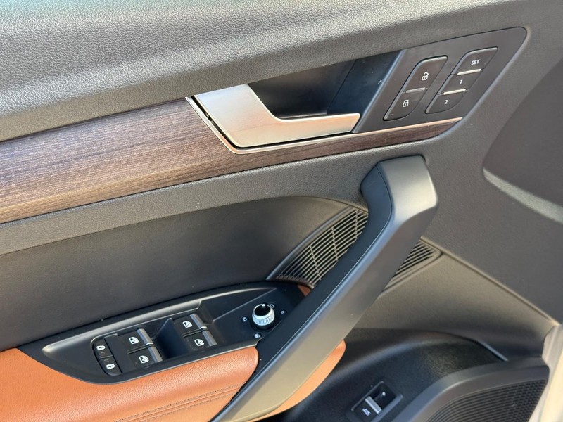 Audi Q5 Vehicle Full-screen Gallery Image 18
