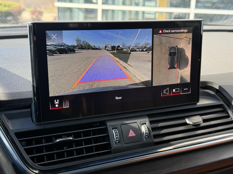 Audi Q5 Vehicle Full-screen Gallery Image 24