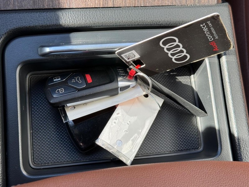Audi Q5 Vehicle Full-screen Gallery Image 30