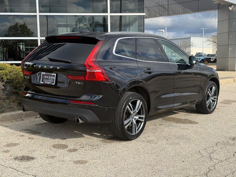 Volvo XC60 Vehicle Full-screen Gallery Image 02