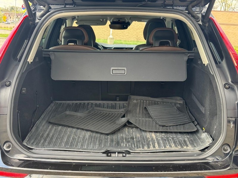 Volvo XC60 Vehicle Full-screen Gallery Image 04