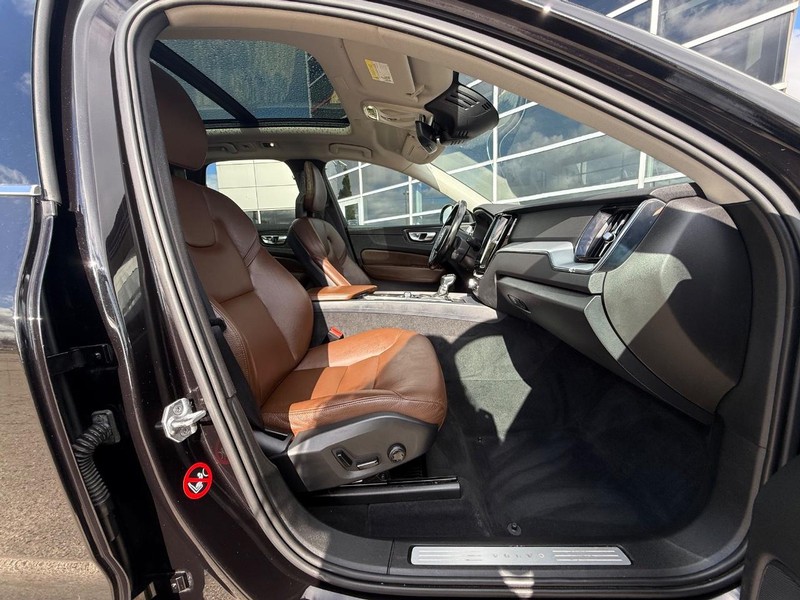 Volvo XC60 Vehicle Full-screen Gallery Image 10