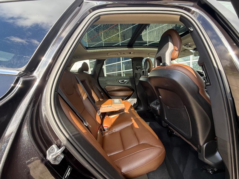 Volvo XC60 Vehicle Full-screen Gallery Image 11