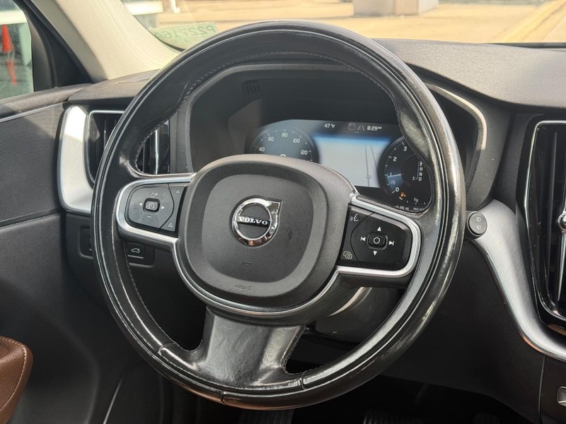 Volvo XC60 Vehicle Full-screen Gallery Image 14