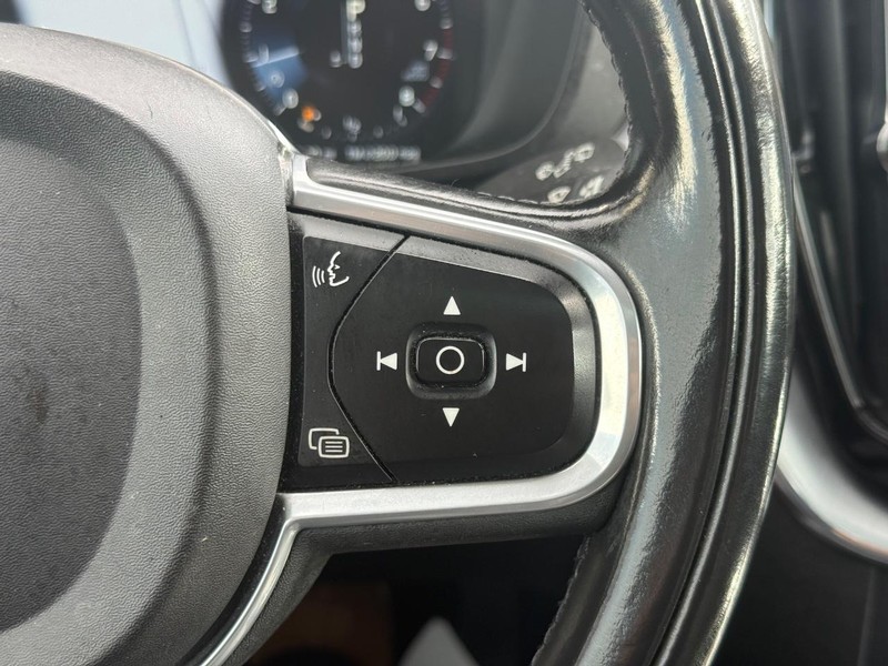 Volvo XC60 Vehicle Full-screen Gallery Image 16