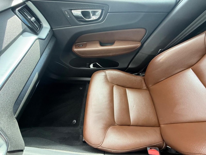 Volvo XC60 Vehicle Full-screen Gallery Image 20