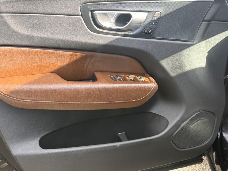 Volvo XC60 Vehicle Full-screen Gallery Image 23