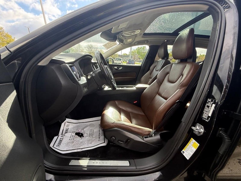 Volvo XC60 Vehicle Full-screen Gallery Image 24