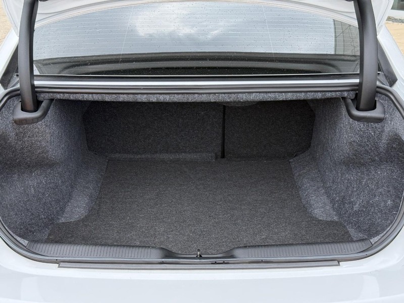 Dodge Charger Vehicle Full-screen Gallery Image 09