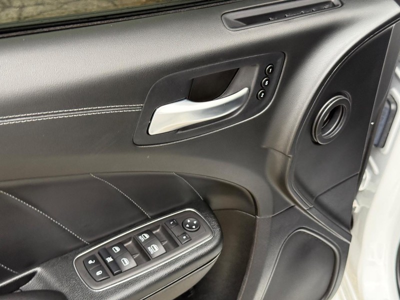 Dodge Charger Vehicle Full-screen Gallery Image 18