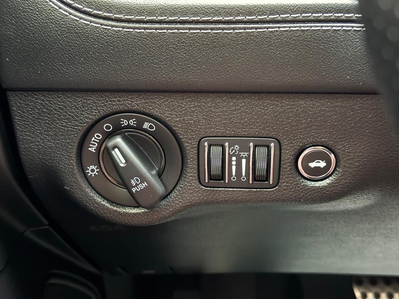 Dodge Charger Vehicle Full-screen Gallery Image 29