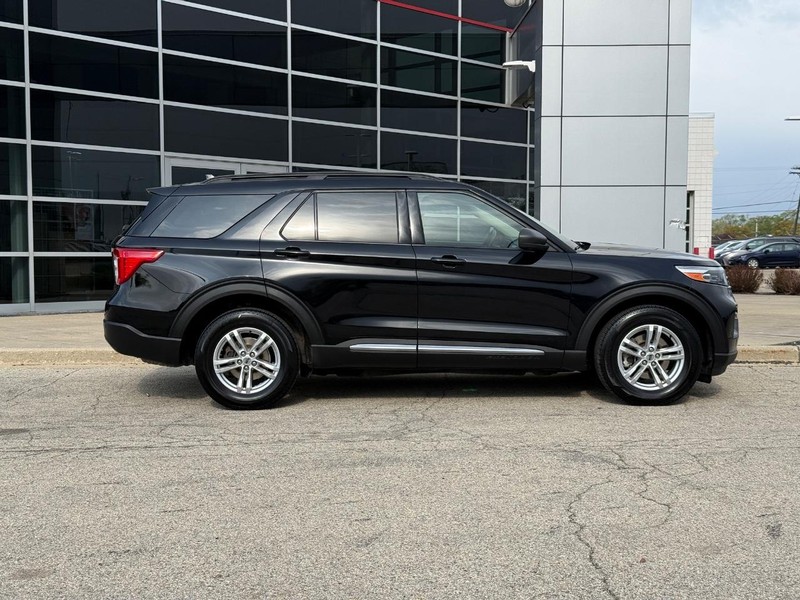 Ford Explorer Vehicle Full-screen Gallery Image 02