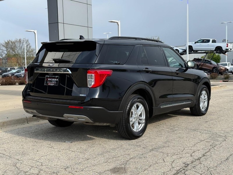 Ford Explorer Vehicle Full-screen Gallery Image 03