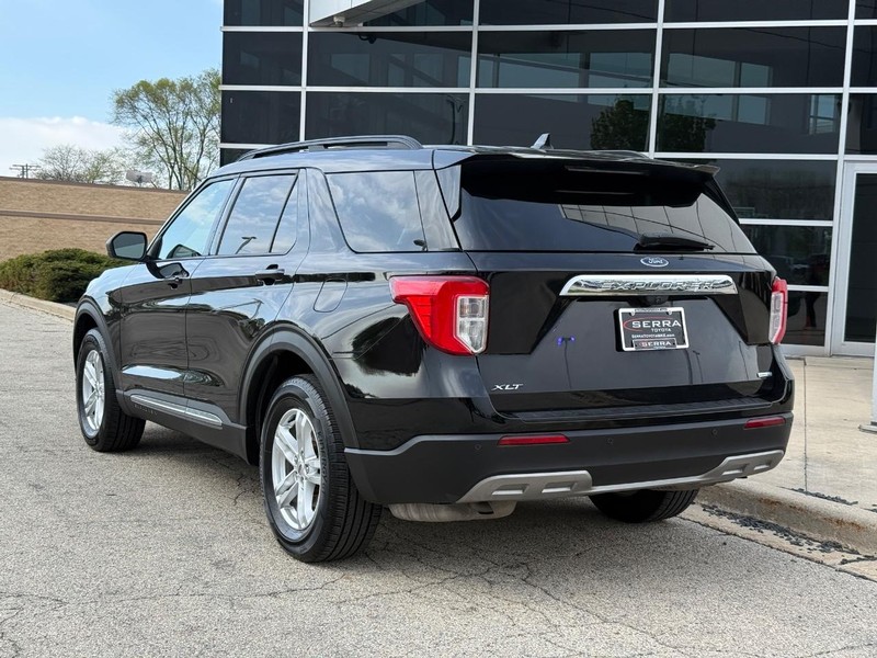 Ford Explorer Vehicle Full-screen Gallery Image 05