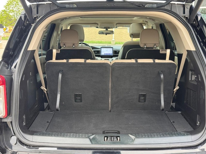 Ford Explorer Vehicle Full-screen Gallery Image 09