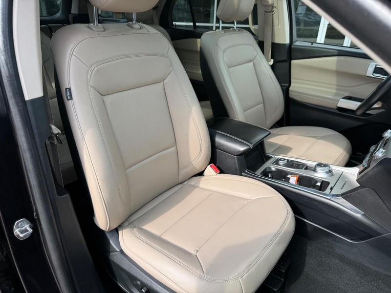 Ford Explorer Vehicle Full-screen Gallery Image 11