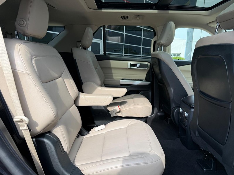 Ford Explorer Vehicle Full-screen Gallery Image 12