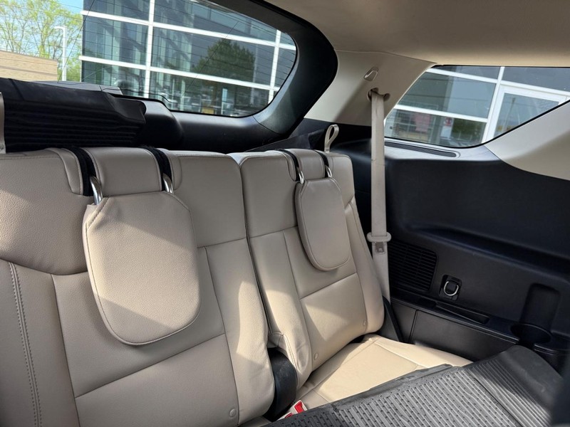 Ford Explorer Vehicle Full-screen Gallery Image 13