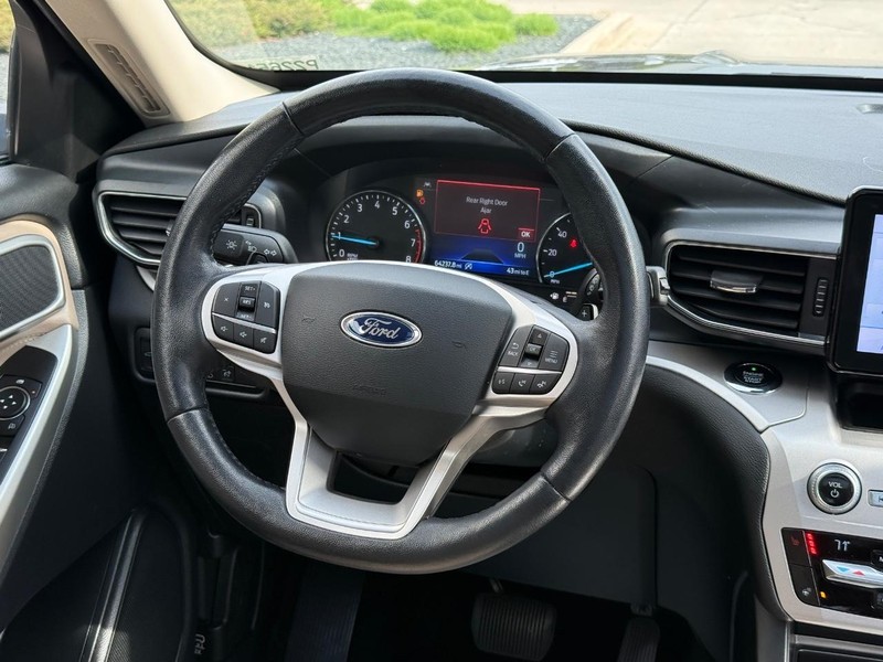 Ford Explorer Vehicle Full-screen Gallery Image 15