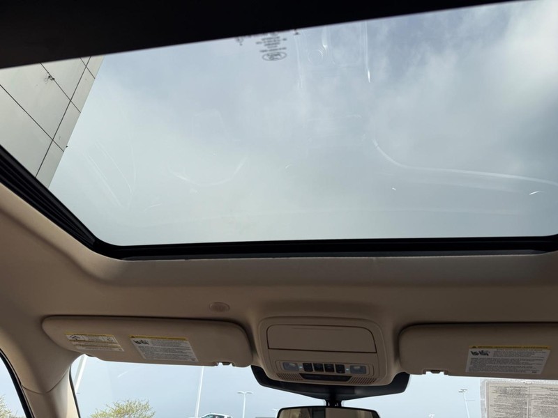 Ford Explorer Vehicle Full-screen Gallery Image 16