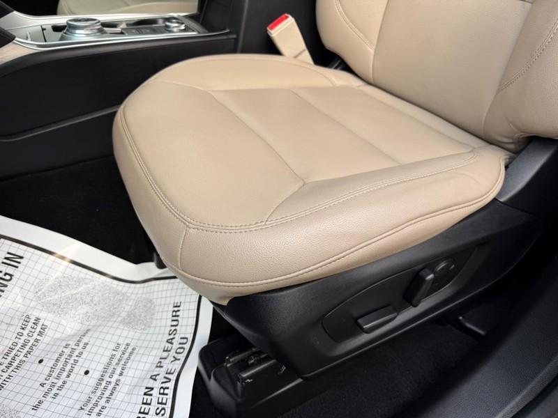 Ford Explorer Vehicle Full-screen Gallery Image 18