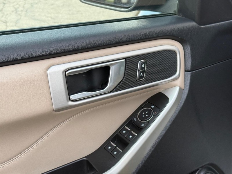 Ford Explorer Vehicle Full-screen Gallery Image 19
