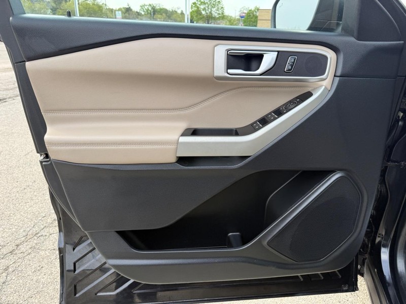Ford Explorer Vehicle Full-screen Gallery Image 20