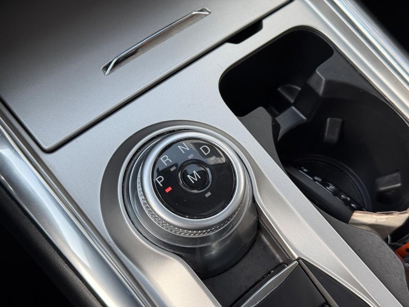 Ford Explorer Vehicle Full-screen Gallery Image 27