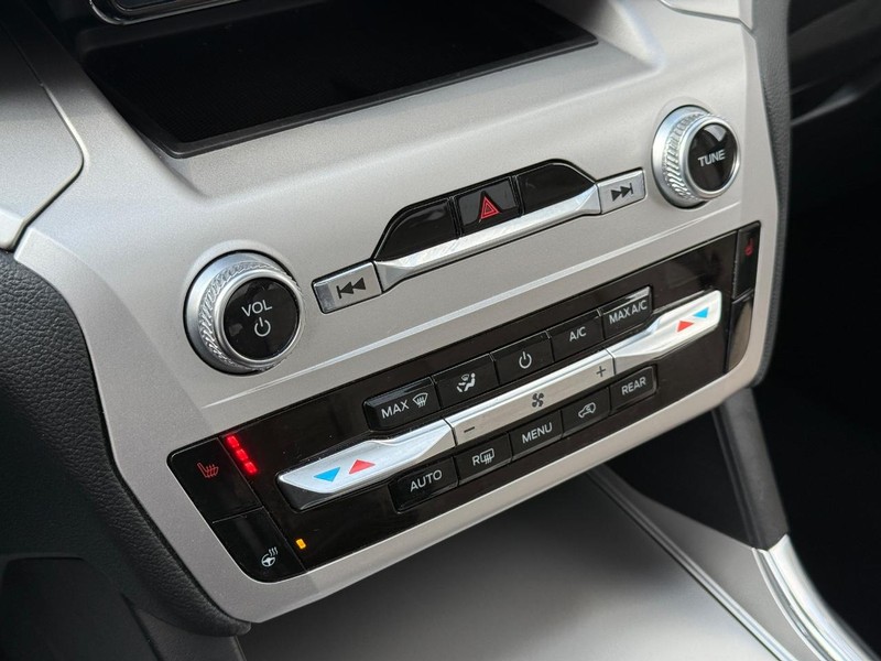 Ford Explorer Vehicle Full-screen Gallery Image 29
