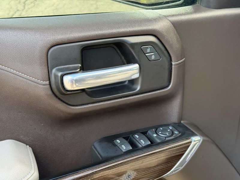 Chevrolet Silverado 1500 Vehicle Full-screen Gallery Image 18