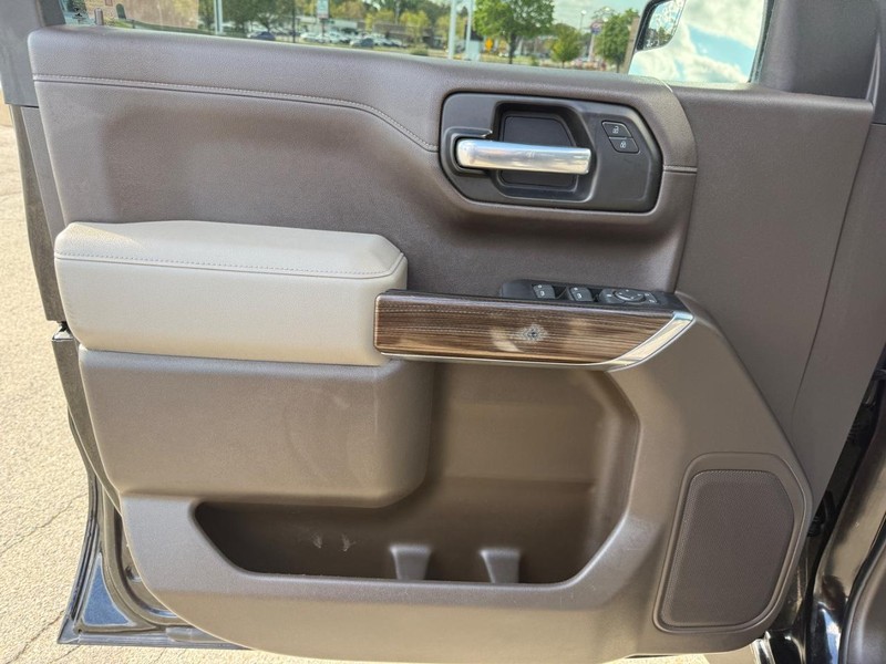 Chevrolet Silverado 1500 Vehicle Full-screen Gallery Image 19