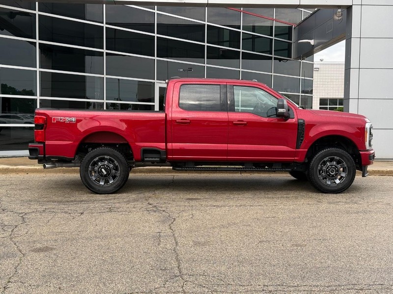 Ford Super Duty F-250 SRW Vehicle Full-screen Gallery Image 02