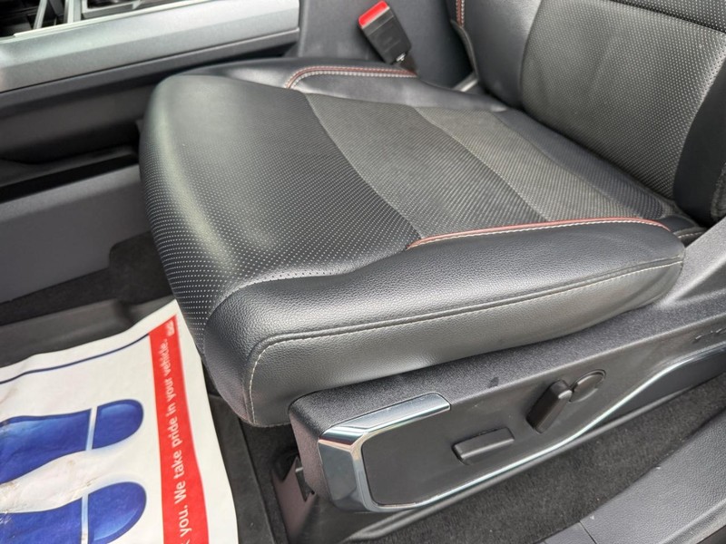 Ford Super Duty F-250 SRW Vehicle Full-screen Gallery Image 17