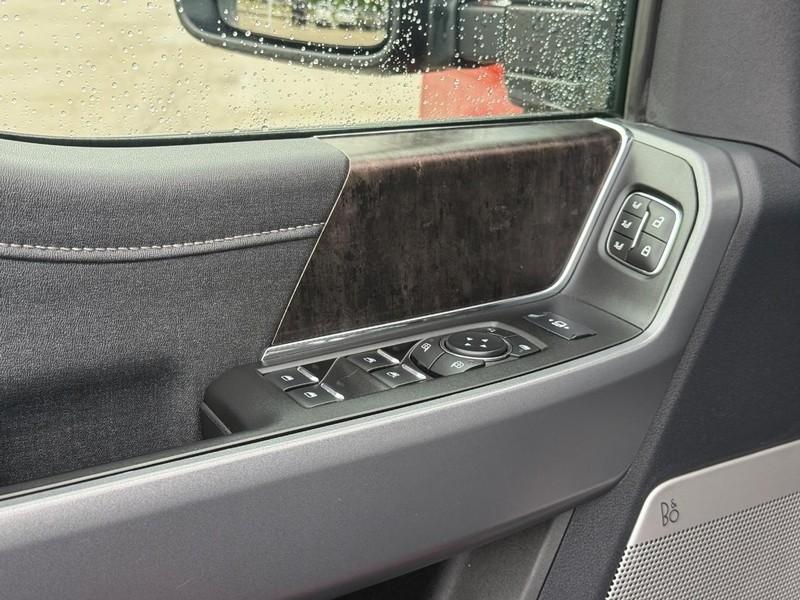 Ford Super Duty F-250 SRW Vehicle Full-screen Gallery Image 18