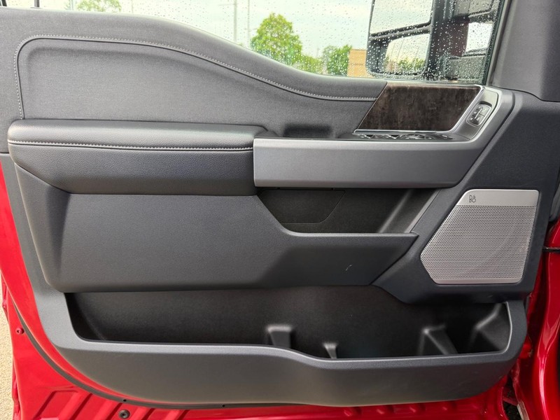 Ford Super Duty F-250 SRW Vehicle Full-screen Gallery Image 19