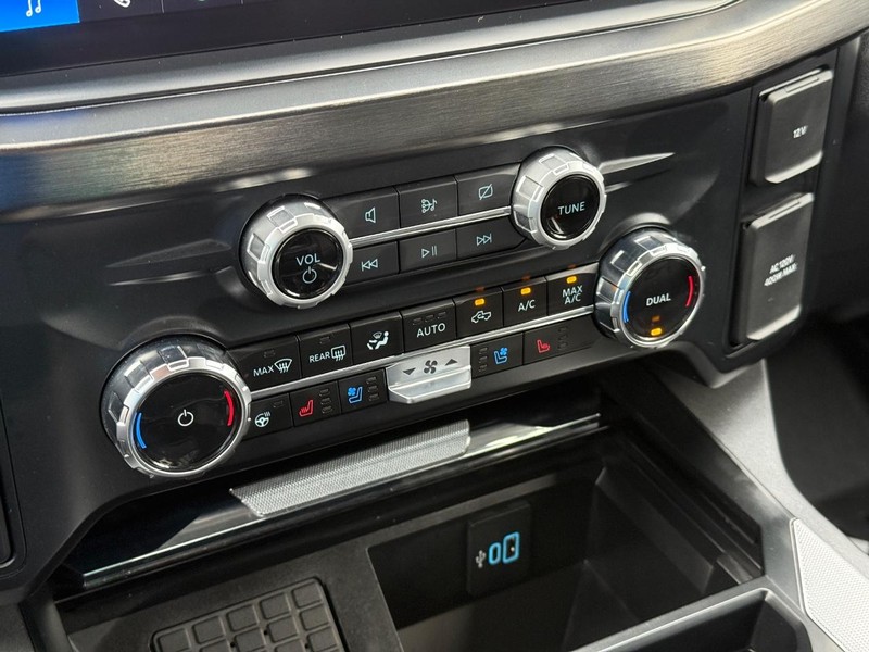 Ford Super Duty F-250 SRW Vehicle Full-screen Gallery Image 26