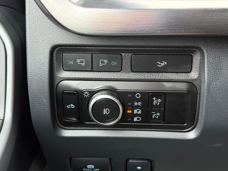 Ford Super Duty F-250 SRW Vehicle Full-screen Gallery Image 29