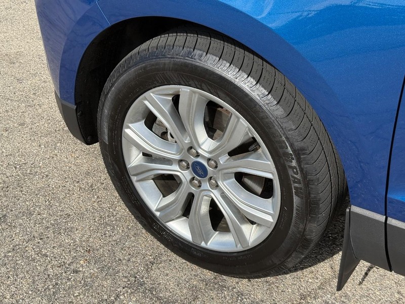 Ford Edge Vehicle Full-screen Gallery Image 10