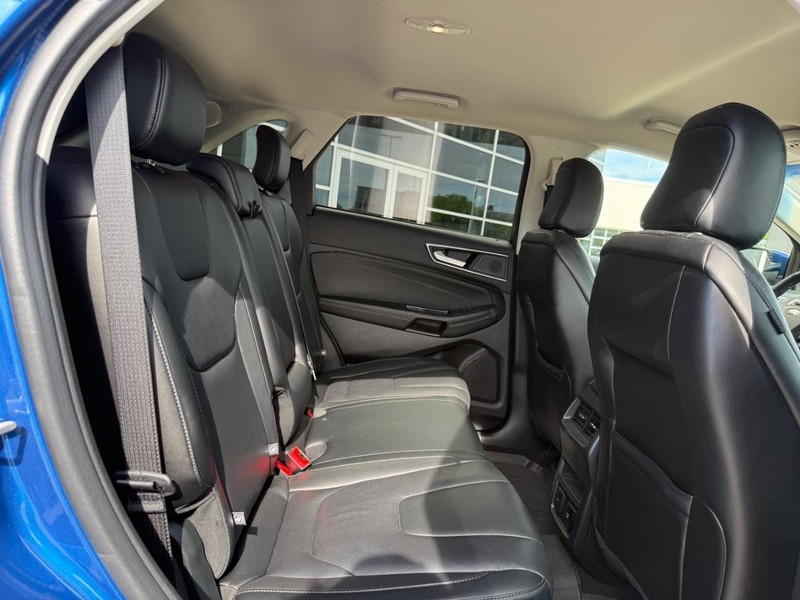Ford Edge Vehicle Full-screen Gallery Image 12