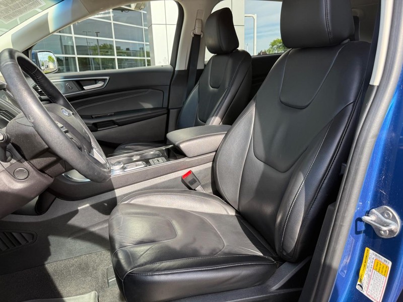 Ford Edge Vehicle Full-screen Gallery Image 16