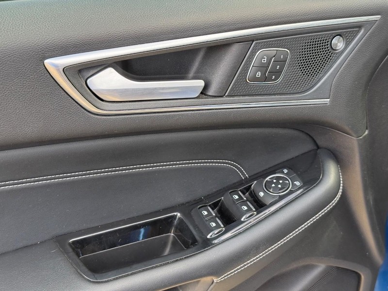Ford Edge Vehicle Full-screen Gallery Image 18
