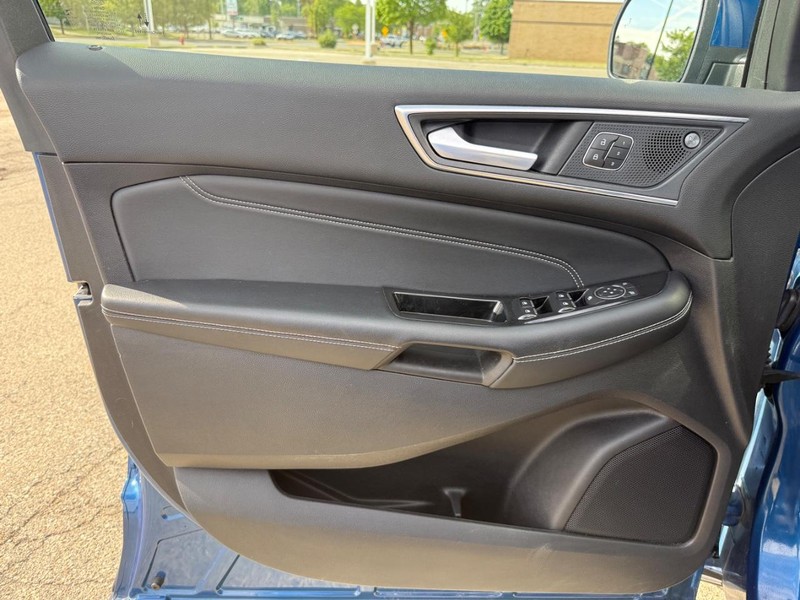 Ford Edge Vehicle Full-screen Gallery Image 19