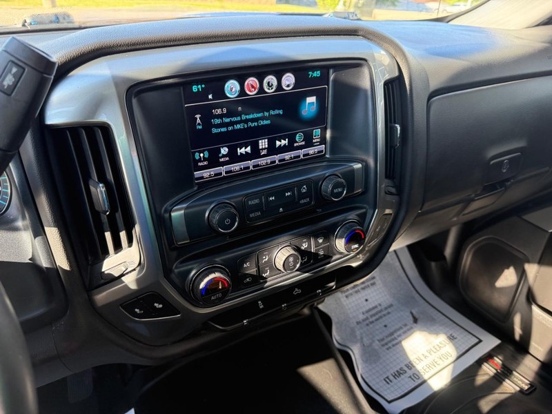 Chevrolet Silverado 1500 Vehicle Full-screen Gallery Image 24