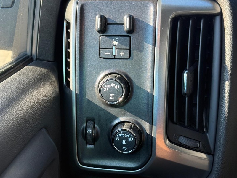Chevrolet Silverado 1500 Vehicle Full-screen Gallery Image 28