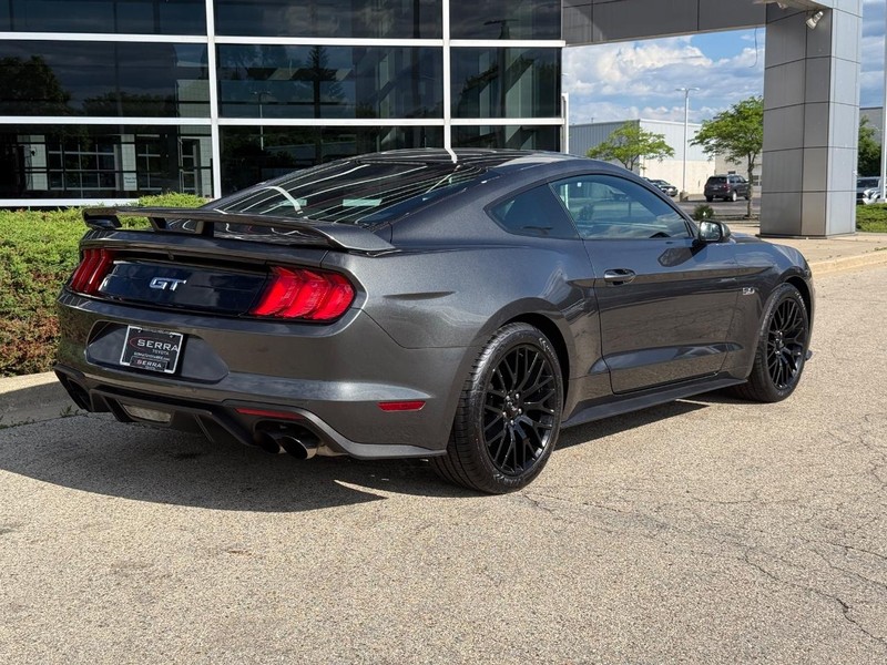 Ford Mustang Vehicle Full-screen Gallery Image 03