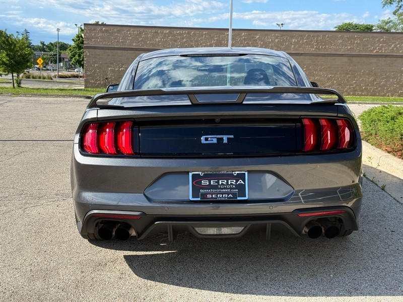 Ford Mustang Vehicle Full-screen Gallery Image 04