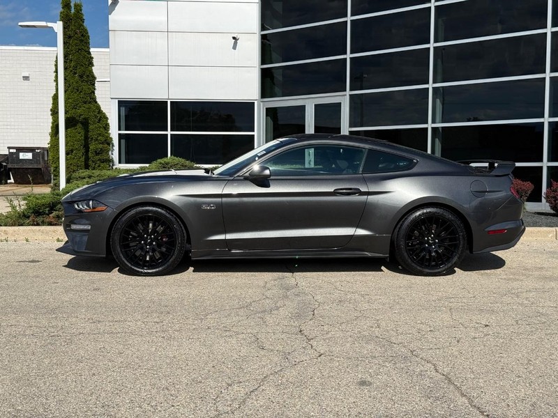 Ford Mustang Vehicle Full-screen Gallery Image 06